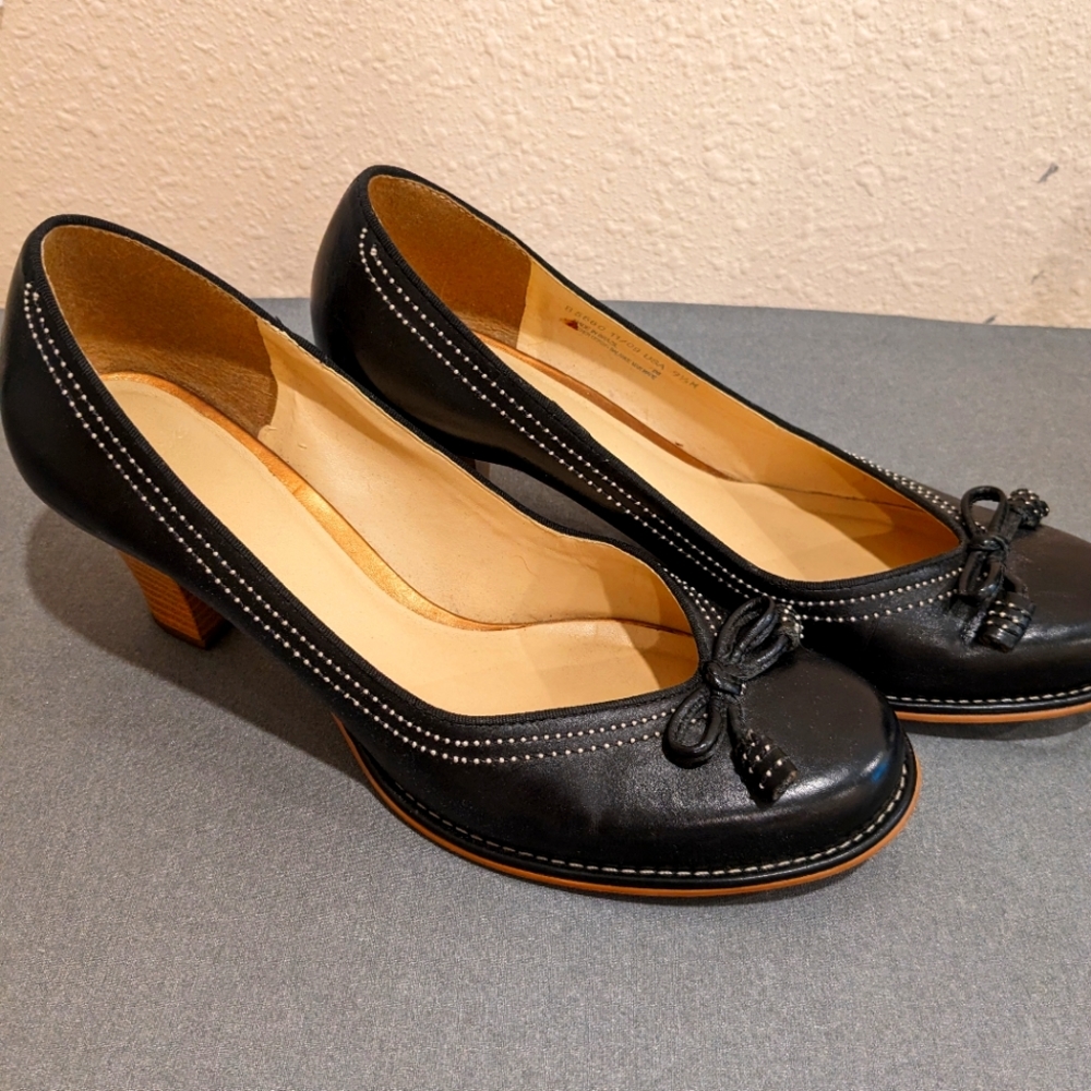 Clarks leather stacked heel pumps in 9.5